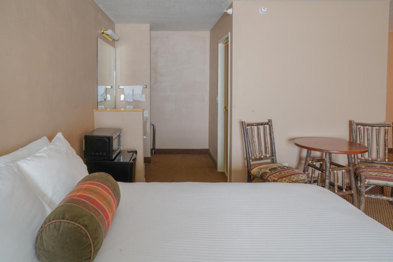 Whitewater Inn Big Sky Bagian luar foto