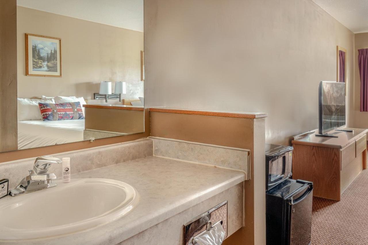 Whitewater Inn Big Sky Bagian luar foto
