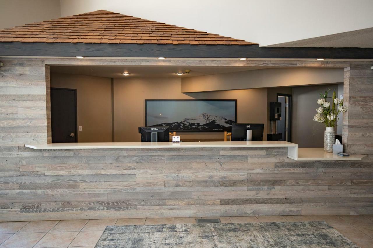 Whitewater Inn Big Sky Bagian luar foto